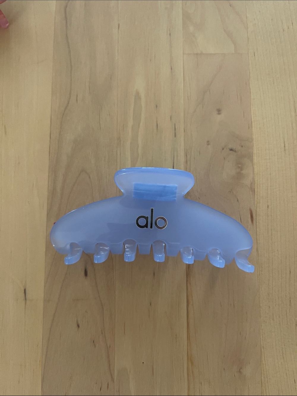 ALO seashell blue claw clip